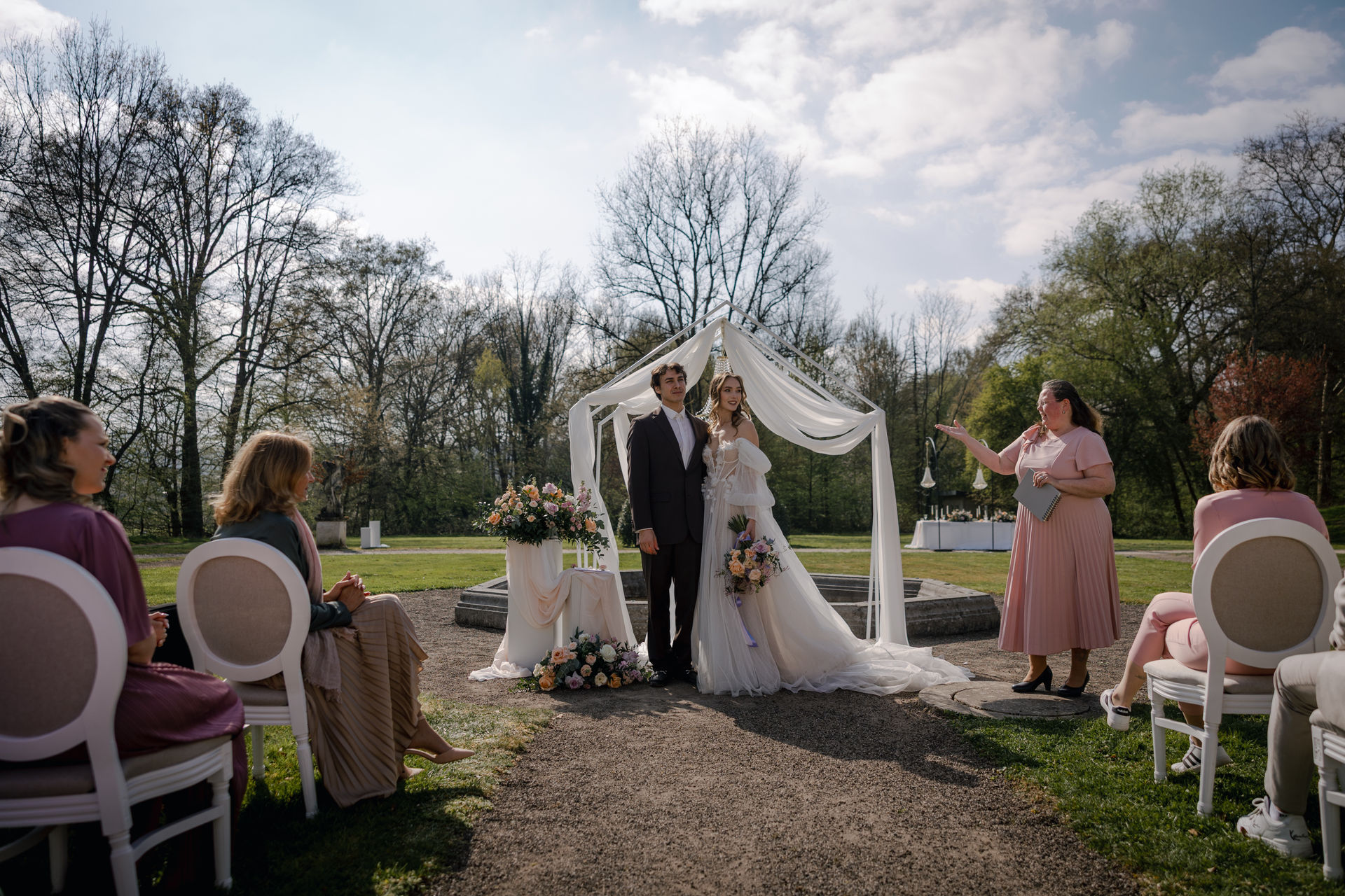 romantische-gartenhochzeit-zeremonie-im-freien.jpg