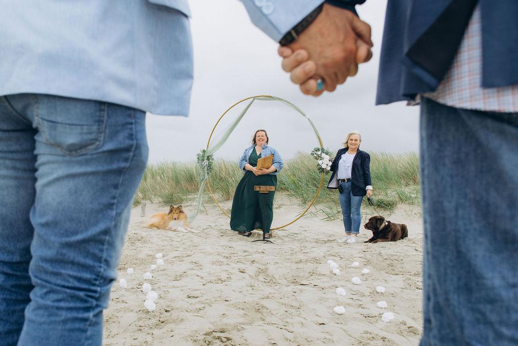 romantische-strandhochzeit-duenen-deutschland-hunde.jpg